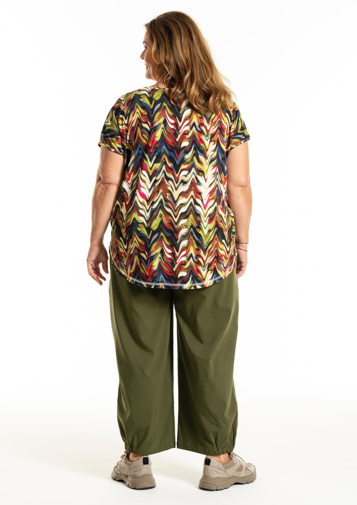 Gozzip - Gitte stuttermabolur með litríku bylgjumynstri