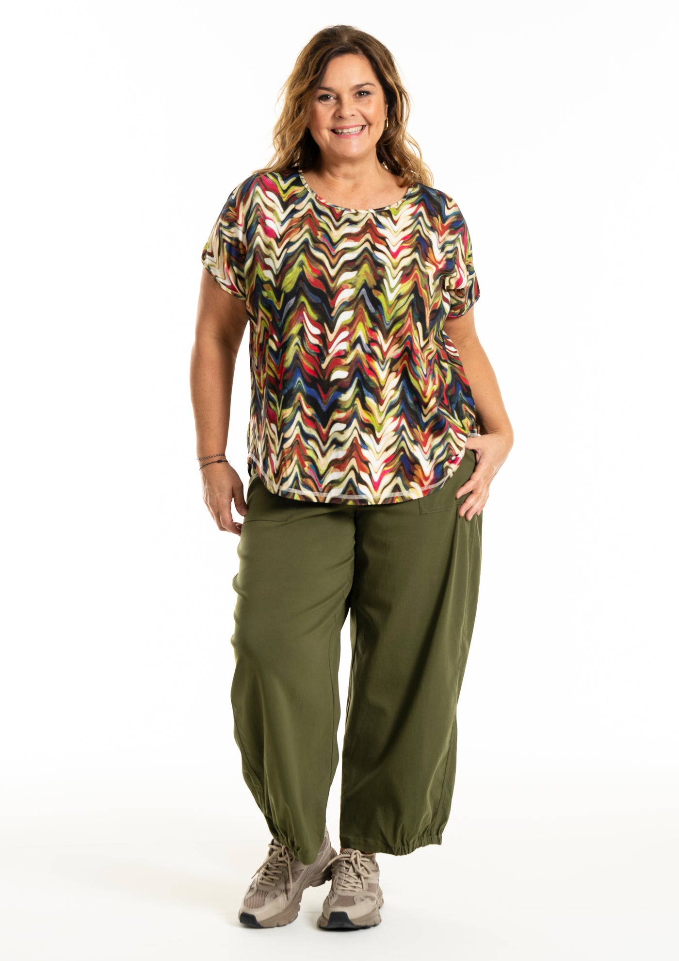 Gozzip - Gitte stuttermabolur með litríku bylgjumynstri