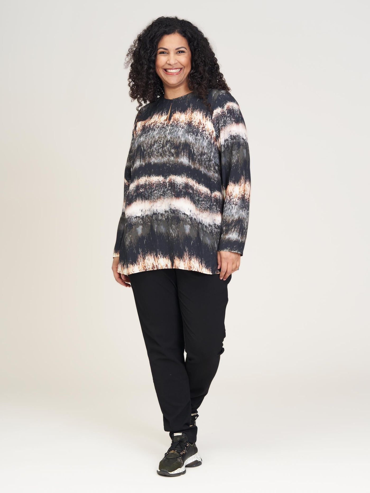 Studio - Fie mynstruð blússa