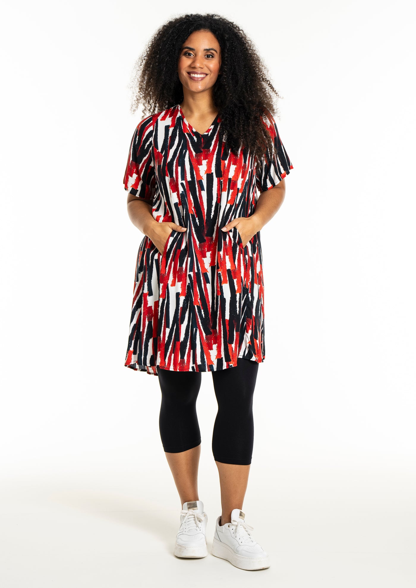 Studio - Birgitte stuttermakjóll með svörtu og rauðu mynstri