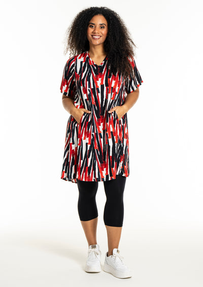 Studio - Birgitte stuttermakjóll með svörtu og rauðu mynstri