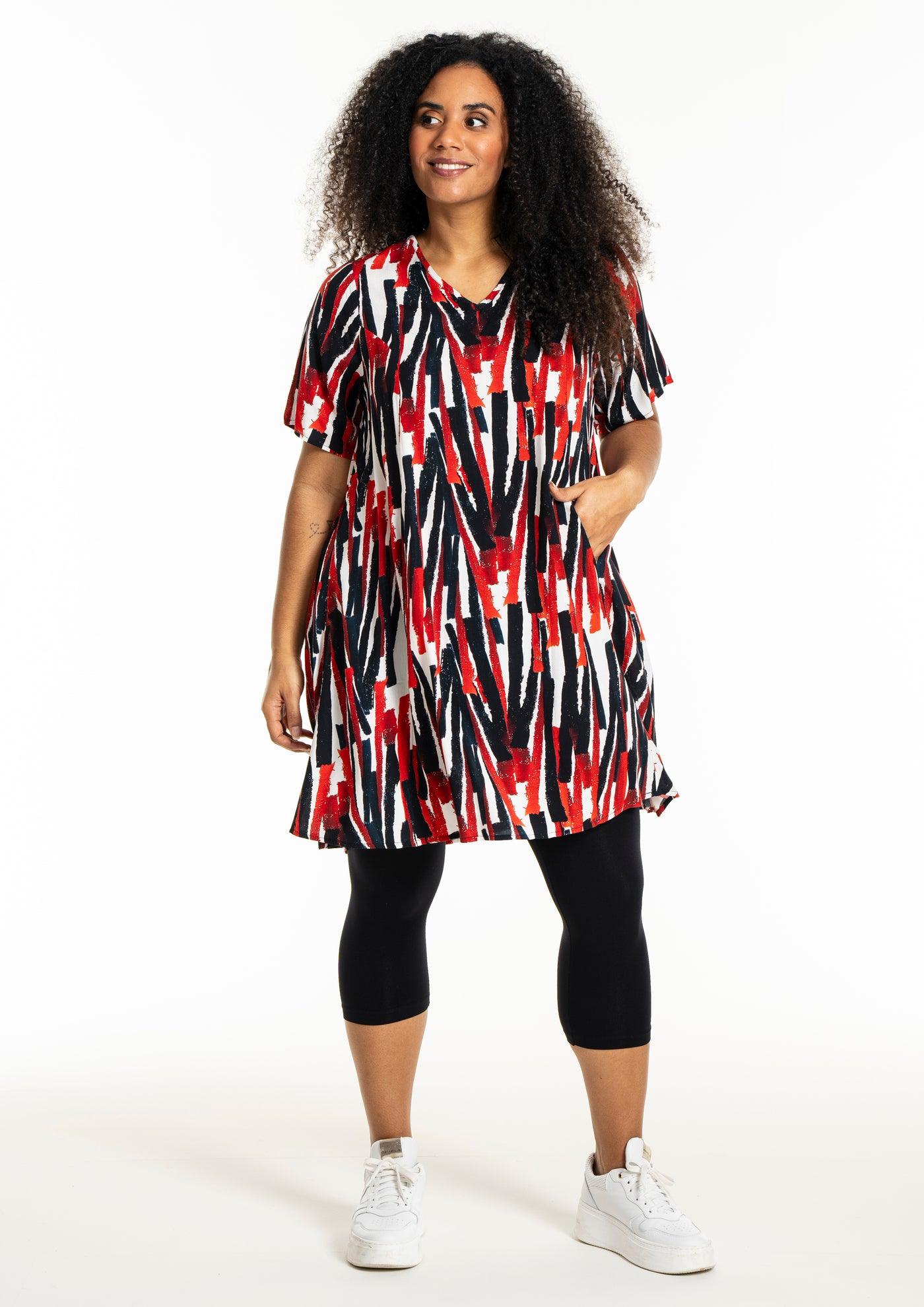 Studio - Birgitte stuttermakjóll með svörtu og rauðu mynstri