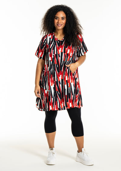 Studio - Birgitte stuttermakjóll með svörtu og rauðu mynstri