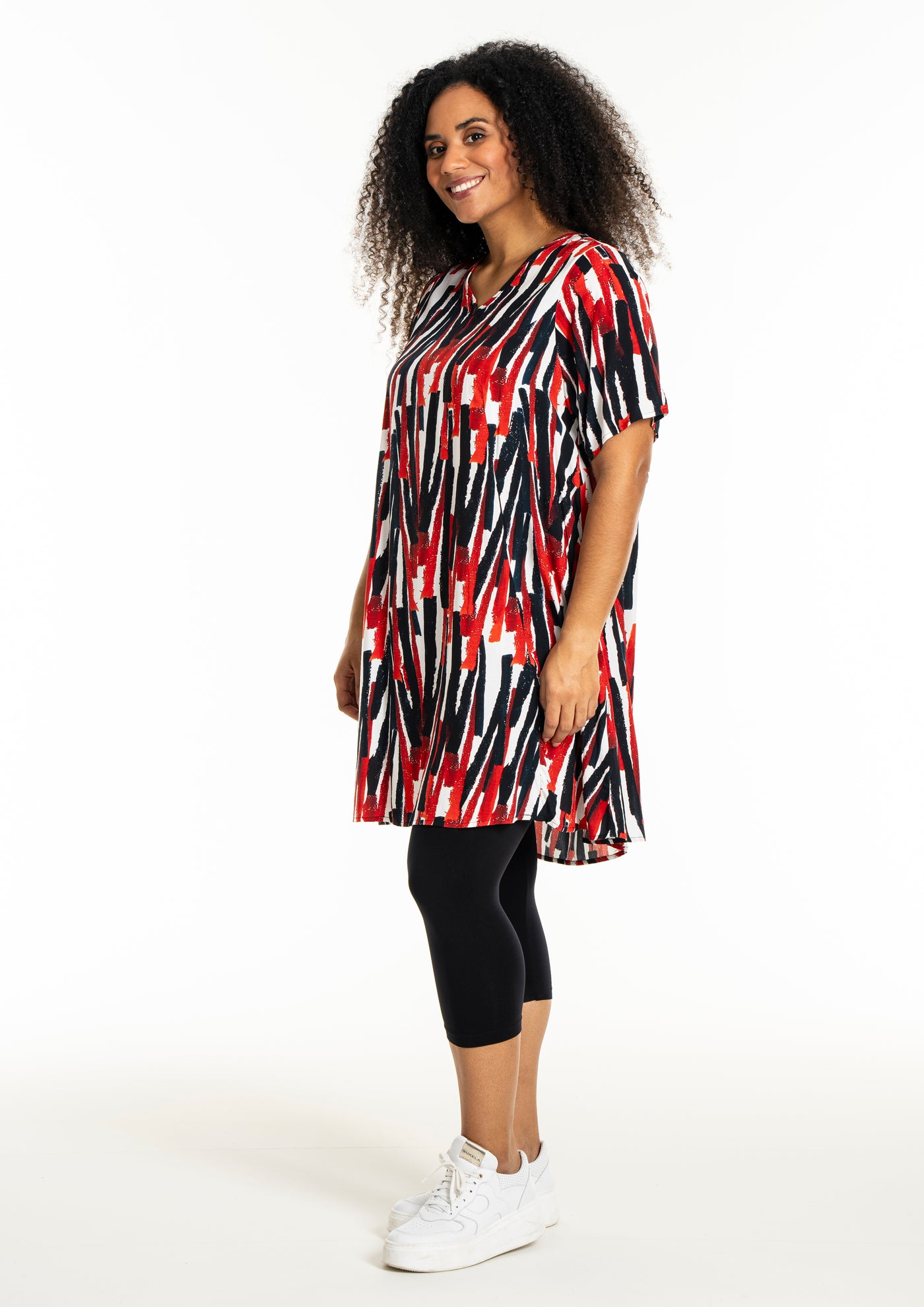 Studio - Birgitte stuttermakjóll með svörtu og rauðu mynstri