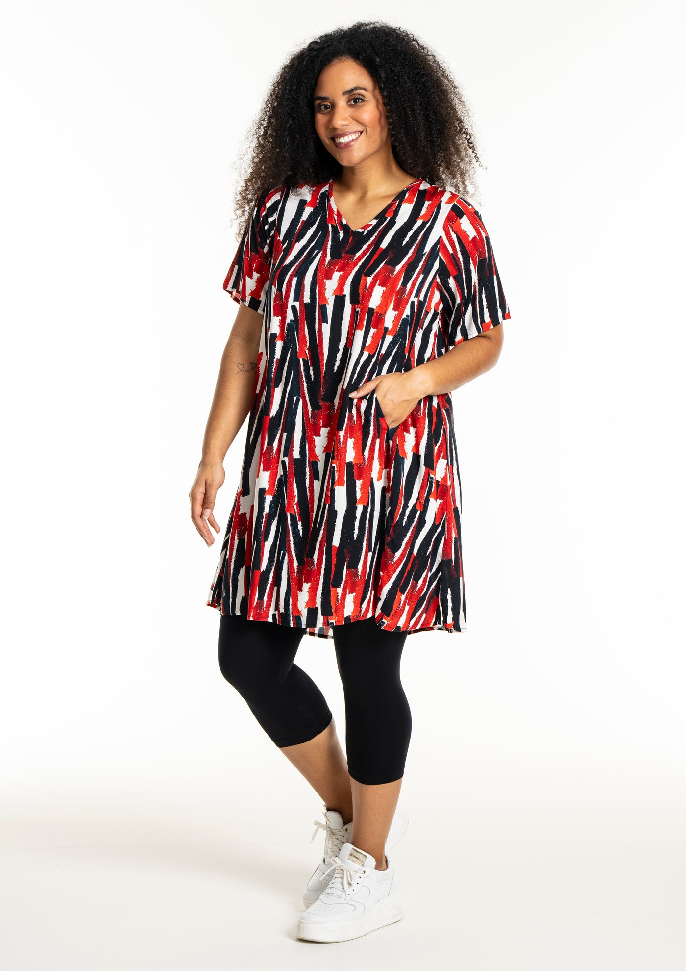 Studio - Birgitte stuttermakjóll með svörtu og rauðu mynstri