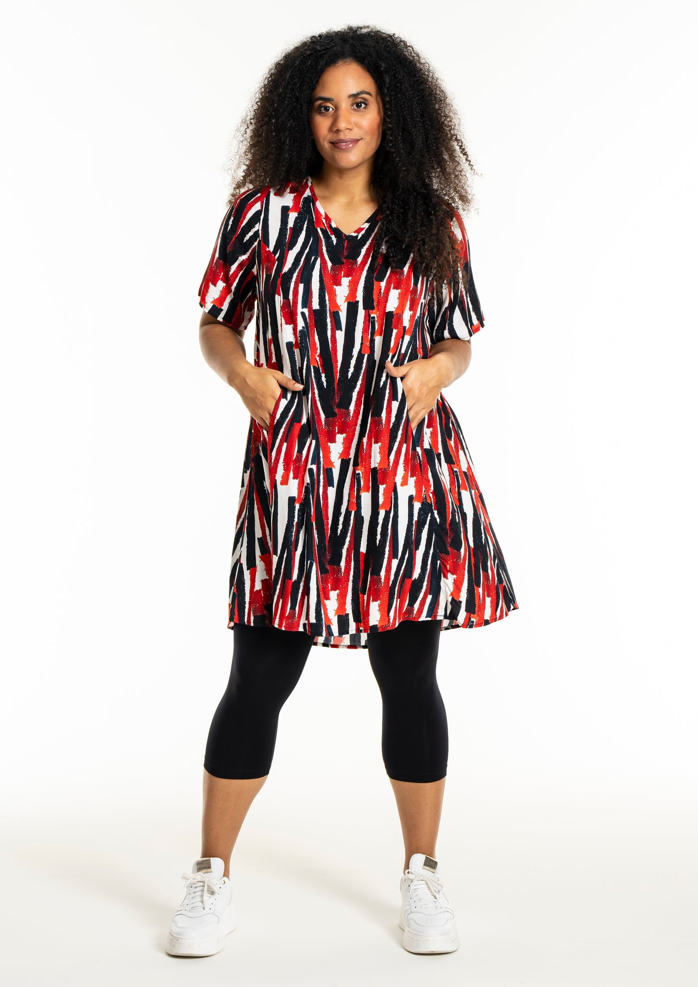 Studio - Birgitte stuttermakjóll með svörtu og rauðu mynstri