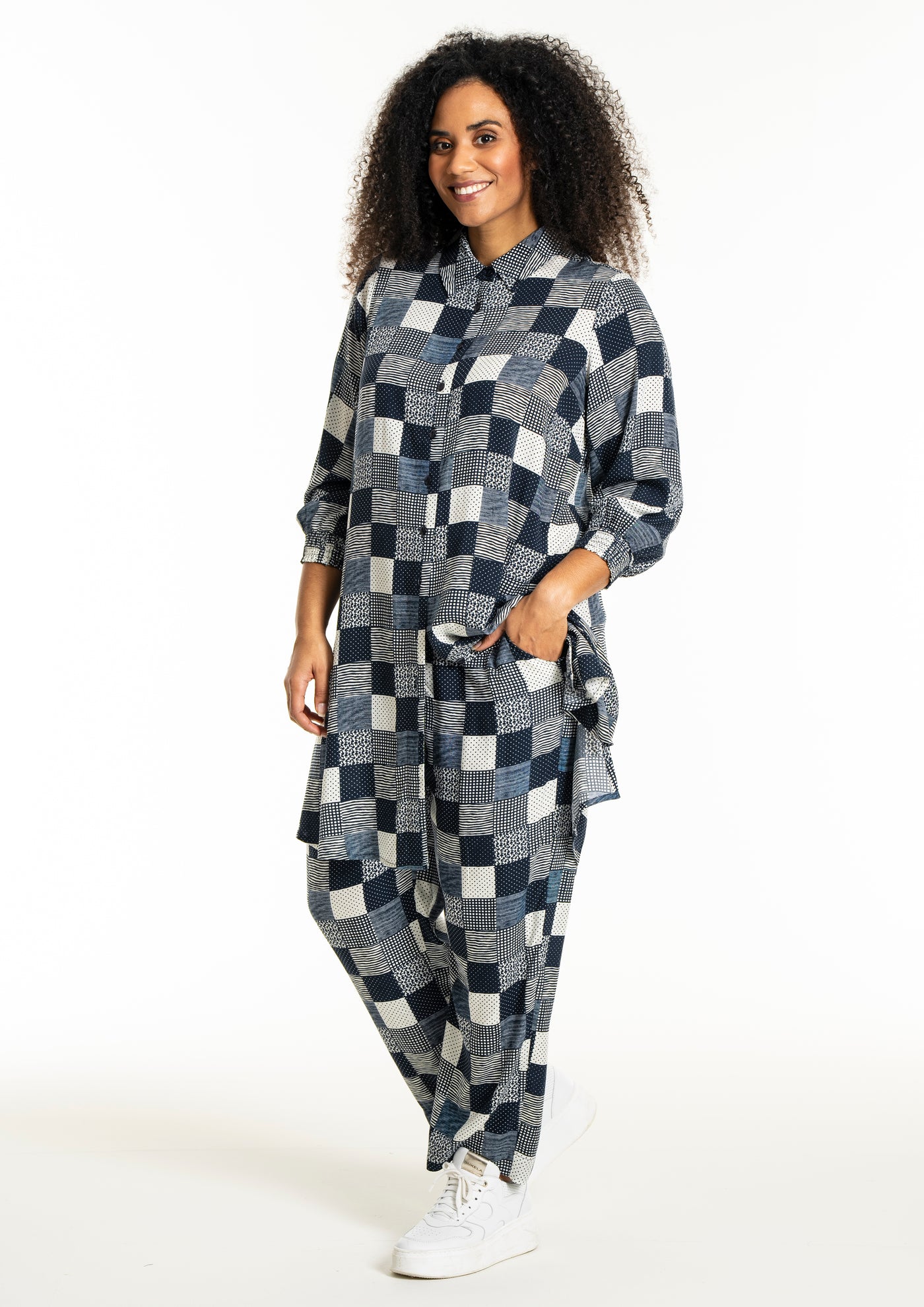 Studio - Emilie síð skyrta með dökkbláu mynstri