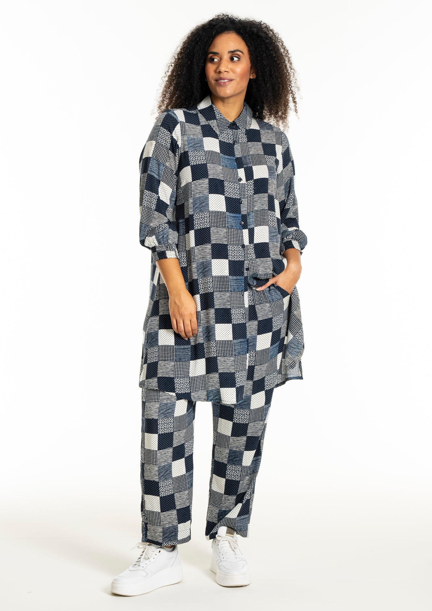 Studio - Emilie síð skyrta með dökkbláu mynstri