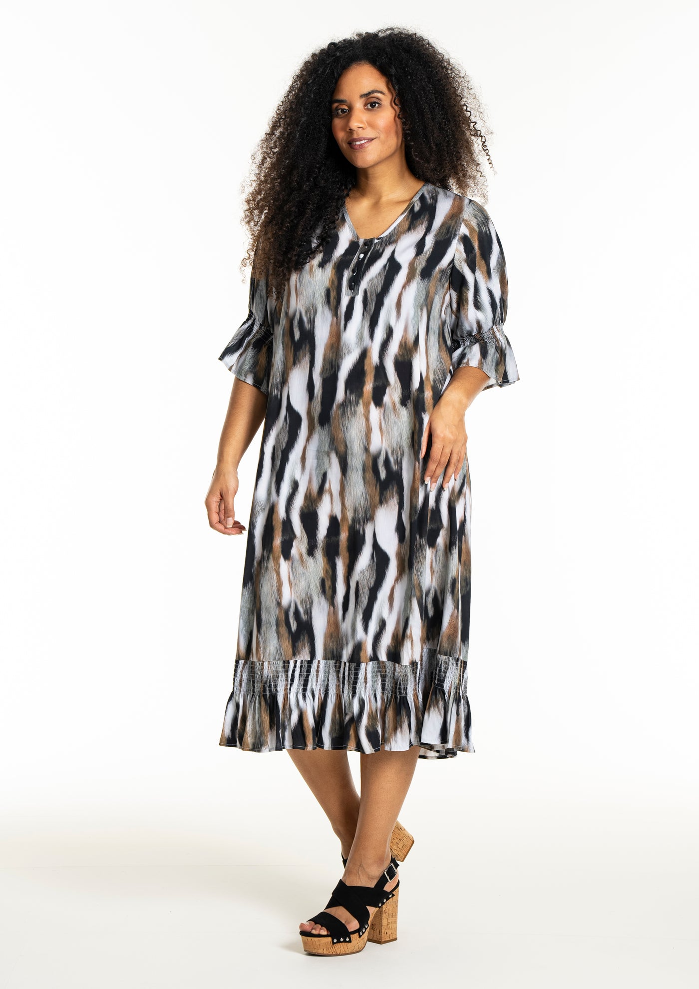 Studio - Gena mynstraður kjóll með pífu