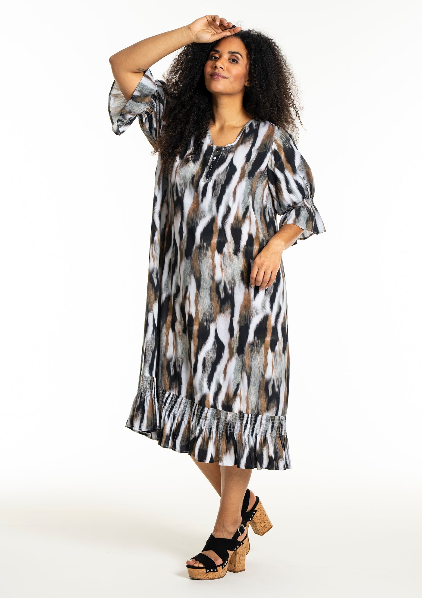 Studio - Gena mynstraður kjóll með pífu