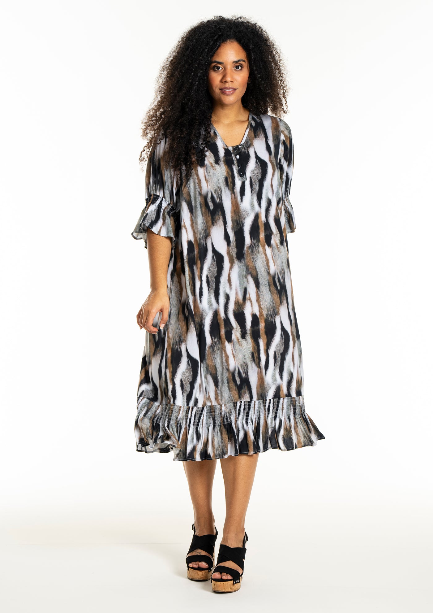 Studio - Gena mynstraður kjóll með pífu