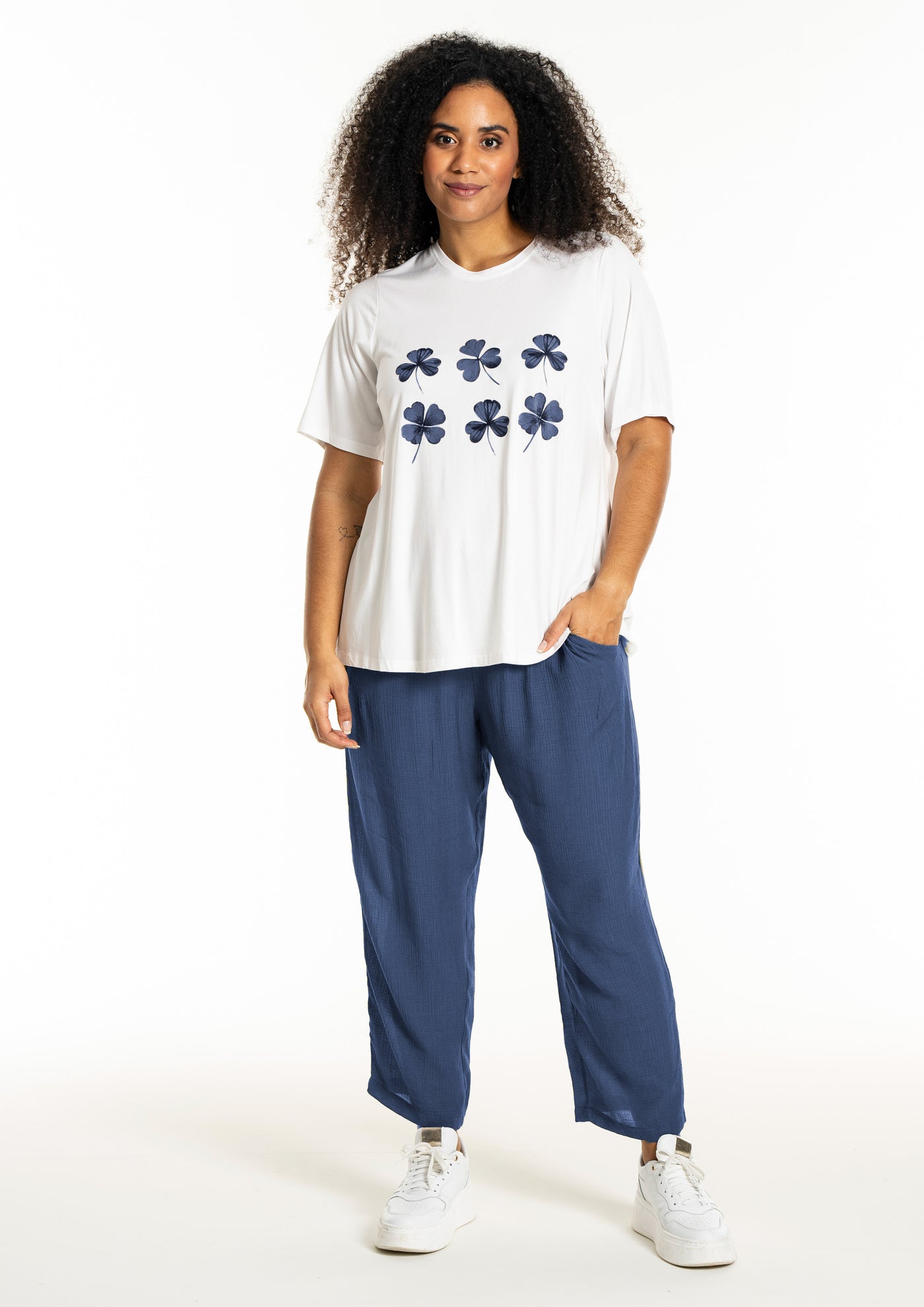 Studio - Bella stuttermabolur með mynd