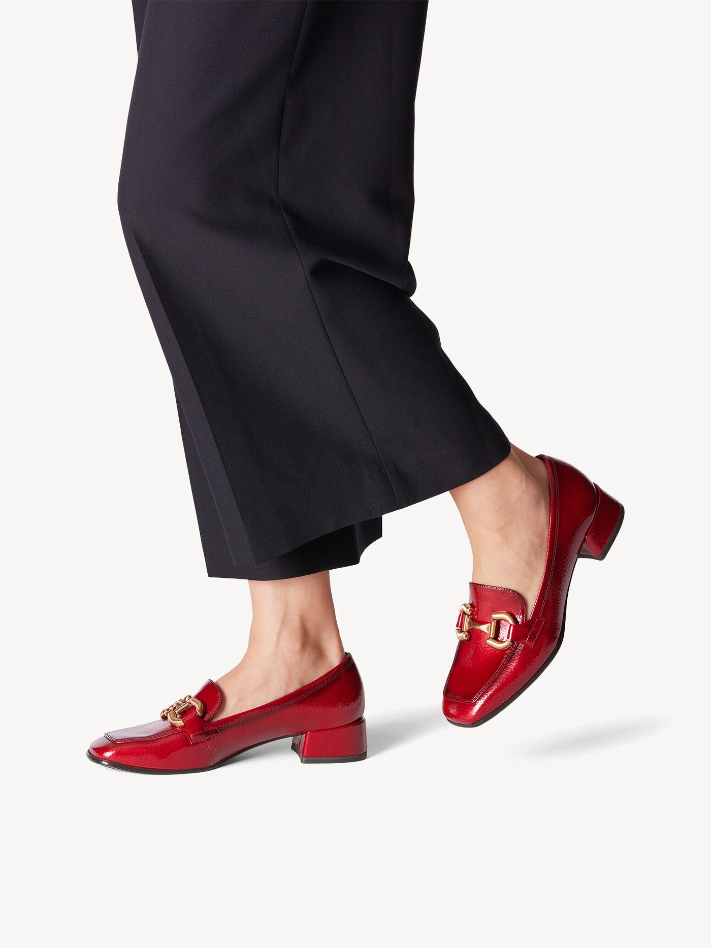 Tamaris - Leður mokkasínur með hæl og gylltu skrauti