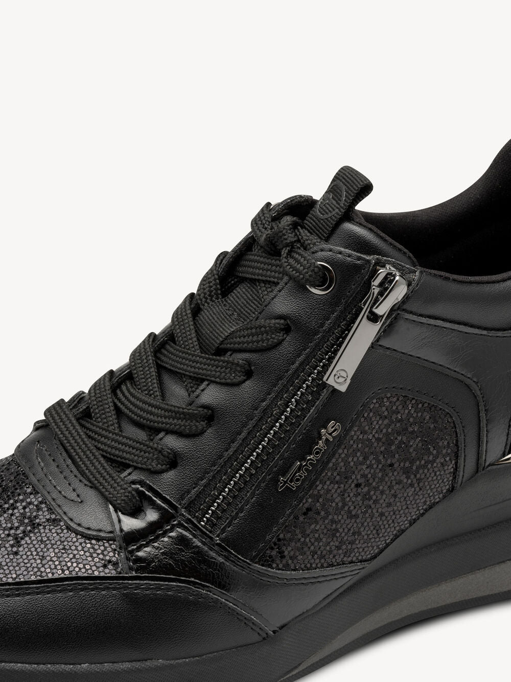 Tamaris - strigaskór með upphækkun og bling