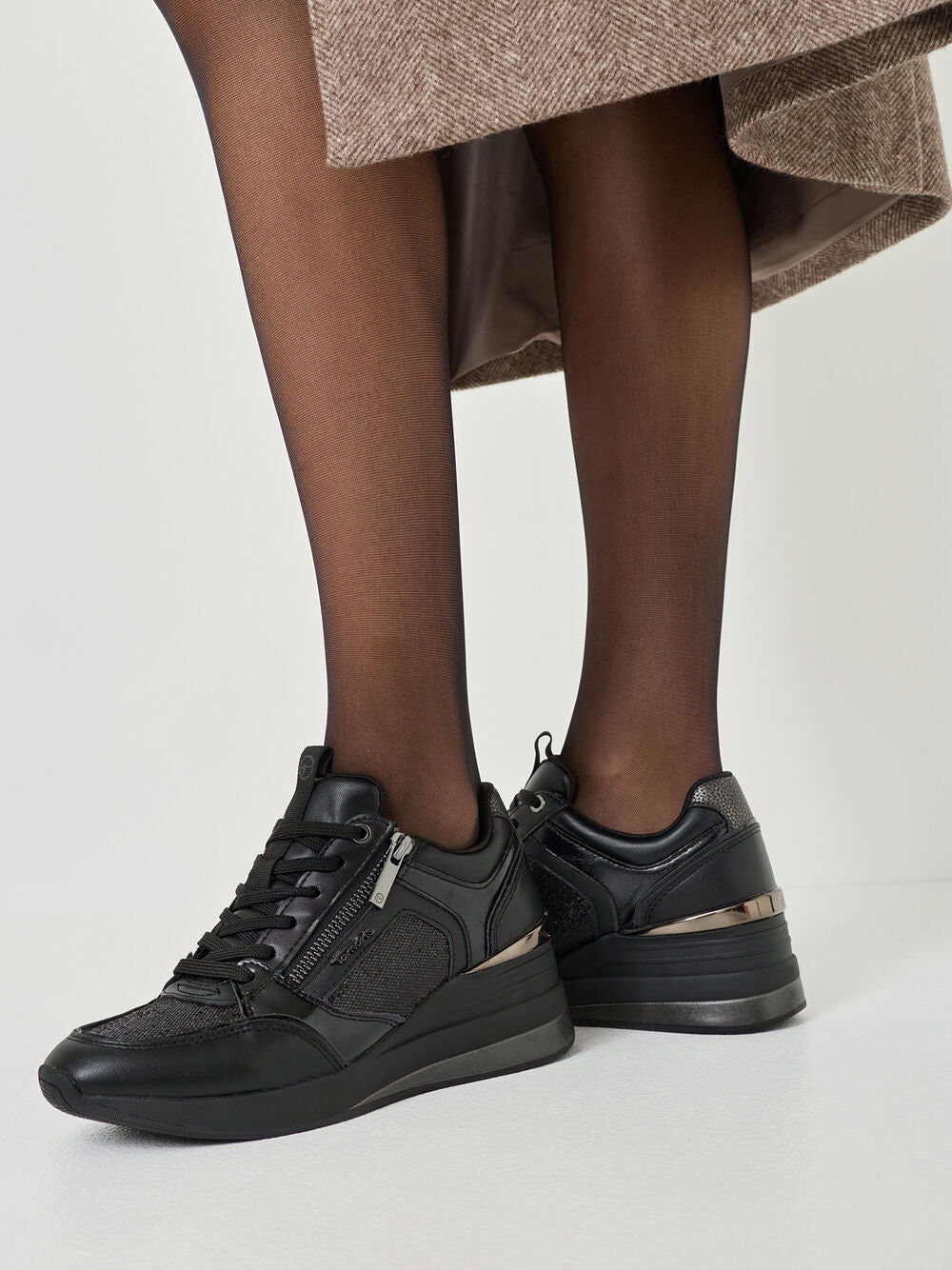 Tamaris - strigaskór með upphækkun og bling